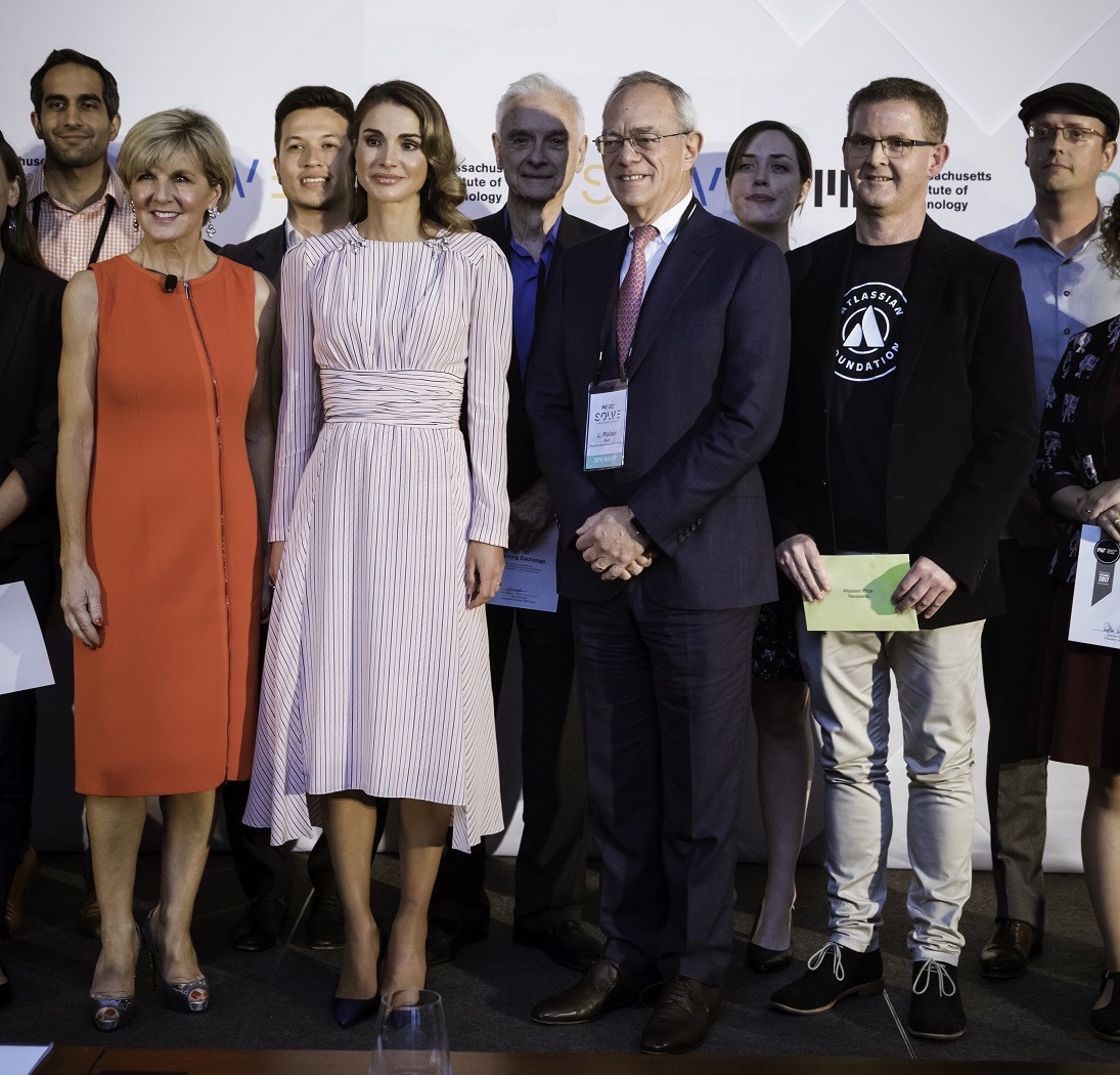 الملكة تشارك بتقديم جوائز مسابقة تحدي