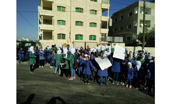 في سابقة نادرة.. طالبات يعتصمن احتجاجا