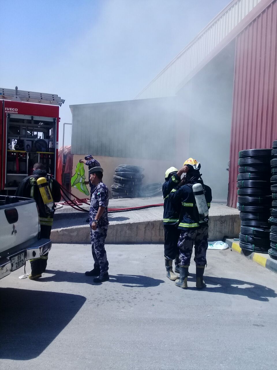 السيطرة على حريق ضخم شب بمصنع