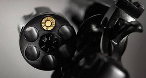 صيدلي يطلق النار على شخصين في