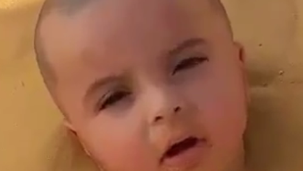 فيديو صادم لطفل مدفون في الرمال