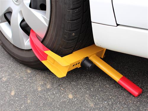 تطبيق نظام اقفال اطارات المركبات المعيقة