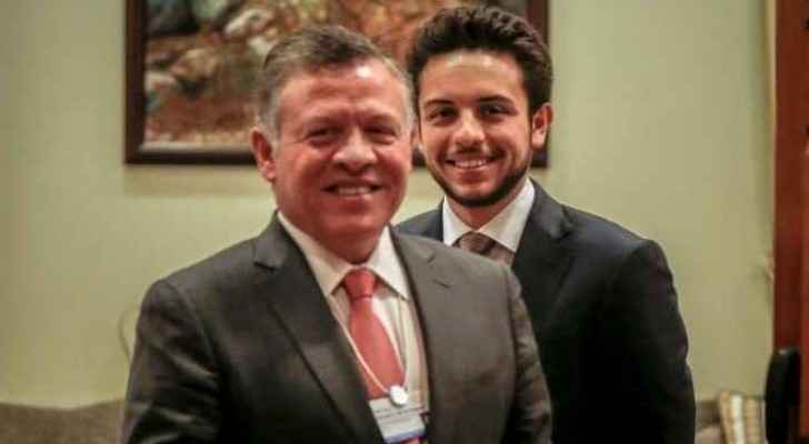 الملك يرافقه ولي العهد يصلان مقر