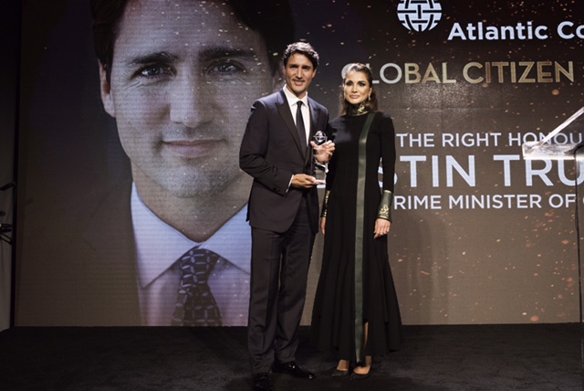 الملكة تسلم رئيس الوزراء الكندي جائزة