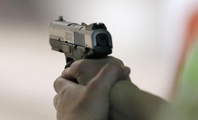 صاحب أسبقيات يطلق النار على أربعيني