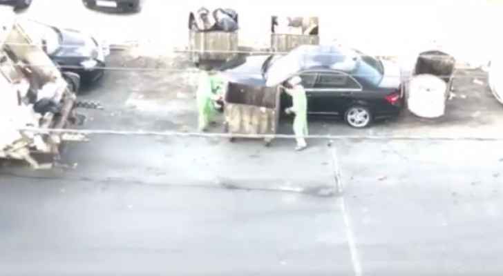 بالفيديو.. تصرف طريف من عمال وطن