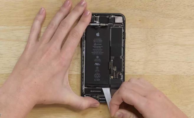 مفاجأة.. تفكيك آيفون 8 يكشف كذبة