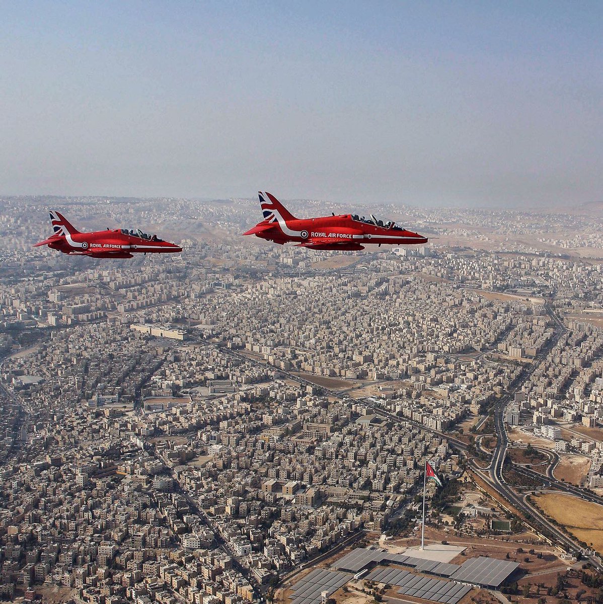 طائرات ’السهم الأحمر‘ تجري استعراضا في