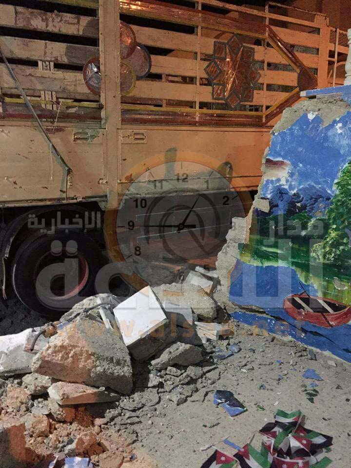 مركبة «تهور» وتهدم سور منزل مجاور