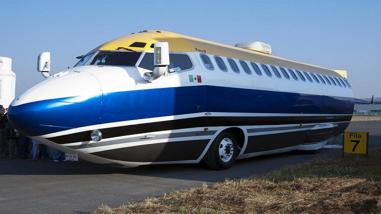 طائرة ’بوينغ‘ تسير في شوارع المكسيك