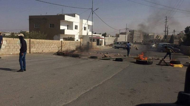 طلاب توجيهي يغلقون شارعا بالاطارات المشتعلة