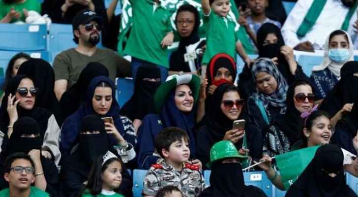 سعوديات يخالطن الرجال لأول مرة في