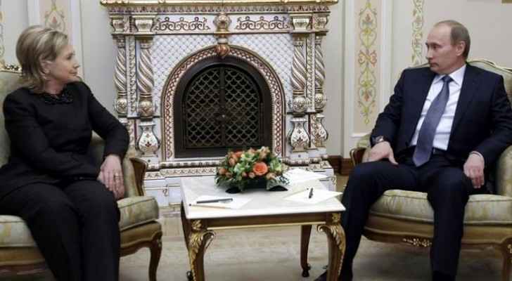 كلينتون تهاجم بوتين لـ.. فتح ساقيه