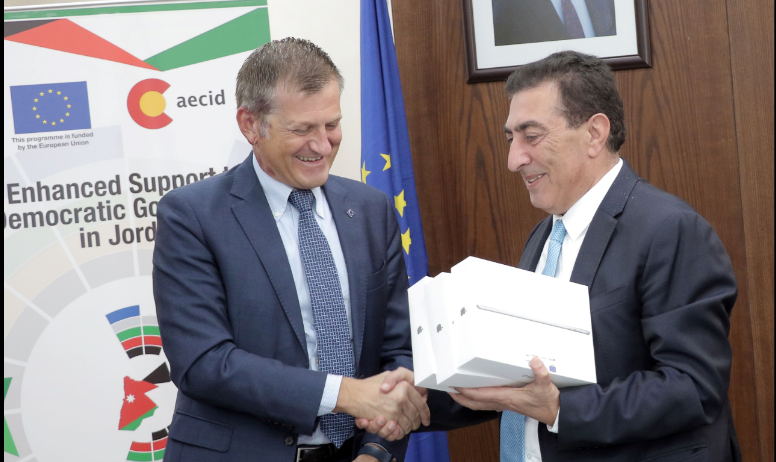 الأوروبيون يمنحون ’النواب‘ أجهزة ’تابلت‘