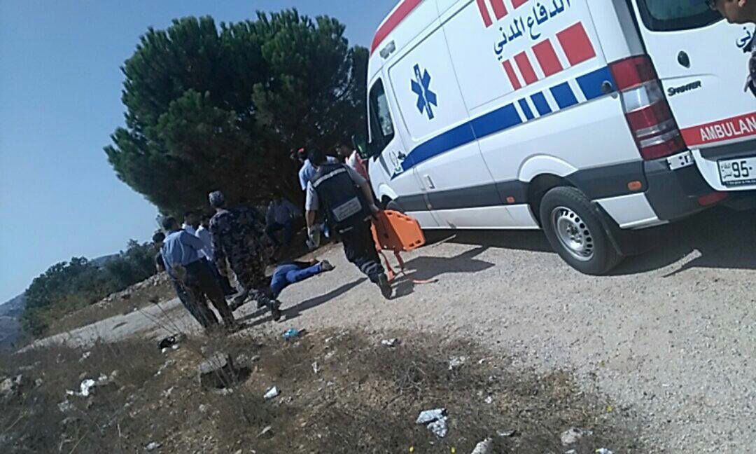 وفاه واصابتان بتدهور مركبة على طريق