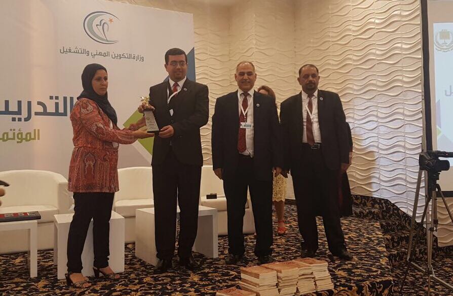 الجيوسي يهنئ الدويري بجائزة اتحاد المدربين