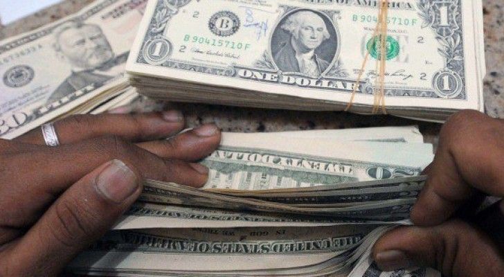 تراجع الدولار مقابل عملات رئيسية أخرى