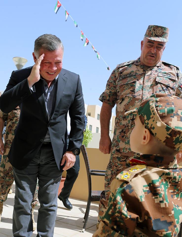 الملك يرد التحية العسكرية لـ هذا