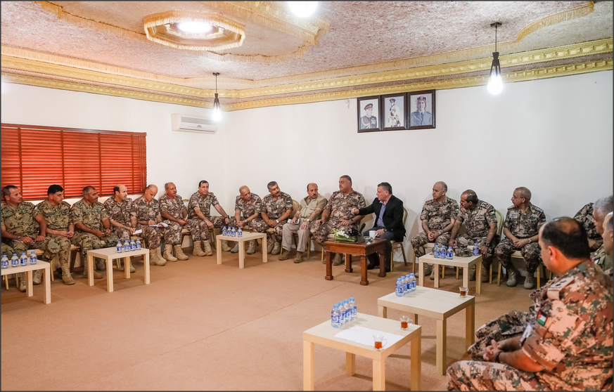 الملك يلتقي كبار الضباط ويتحدث عن