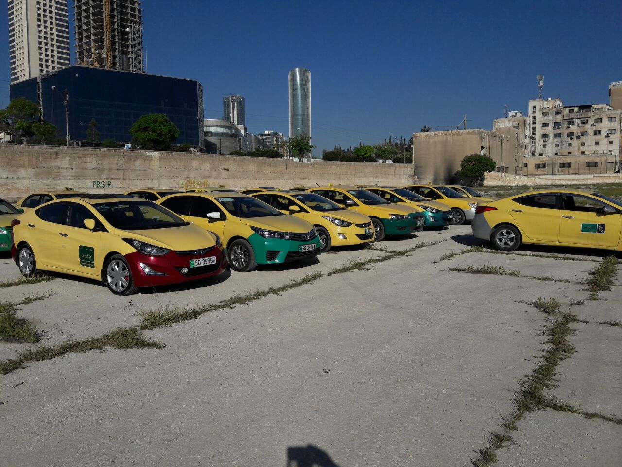 سائقو التاكسي الأصفر يعتصمون