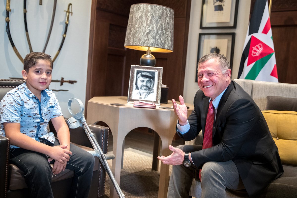 الملك يستقبل الطفل الخوالدة (صور وفيديو)