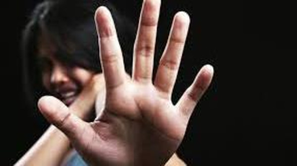 الجزائر : ربط زوجته وحلق شعرها