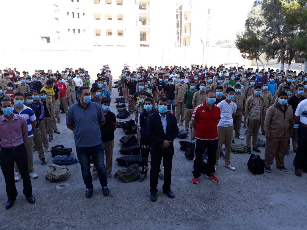 مدرسو و طلاب مدرسة بسحاب يرتدون