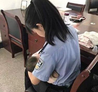 شرطية ترضع ابن متهمة تخضع للمحاكمة