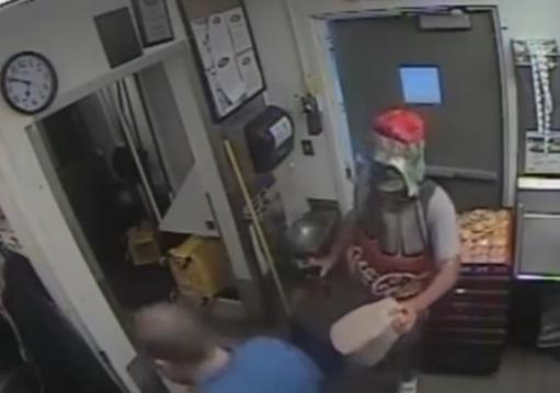 (كوكا كولا) يسطو على مطعم (فيديو)