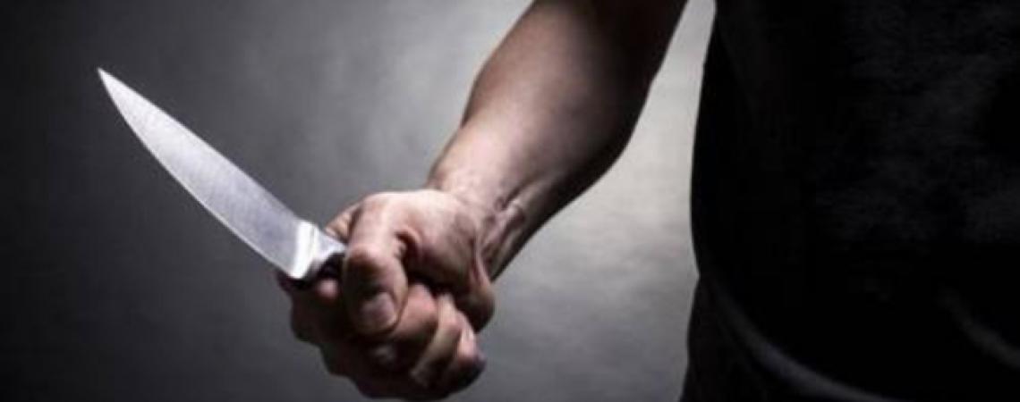 شخص يطعن اّخر داخل محله في