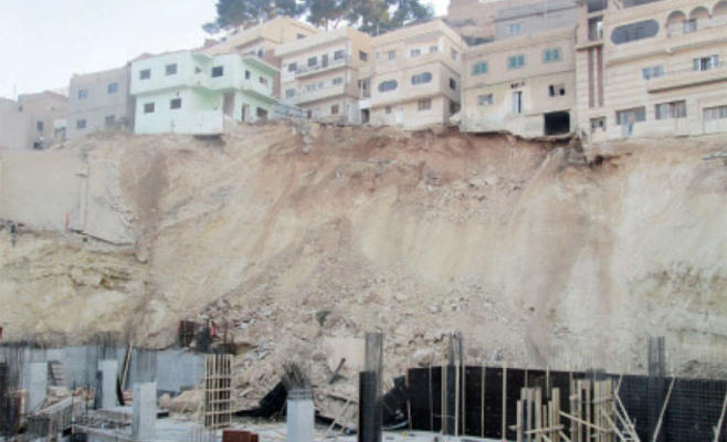 اخلاء عائلتين اثر انهيار جرف ترابي