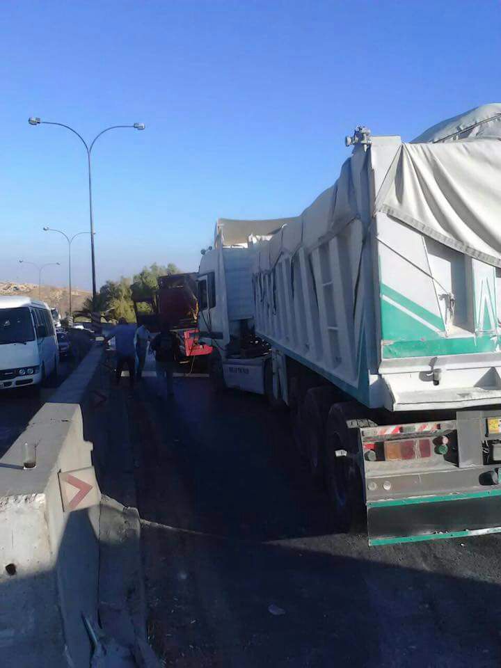 تدهور شاحنة في صافوط (صور)