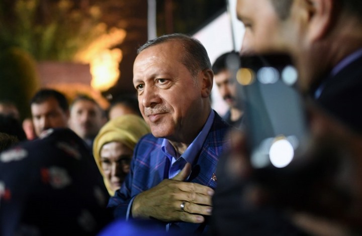 أردوغان يشتري هدية لحفيدته ويصر على