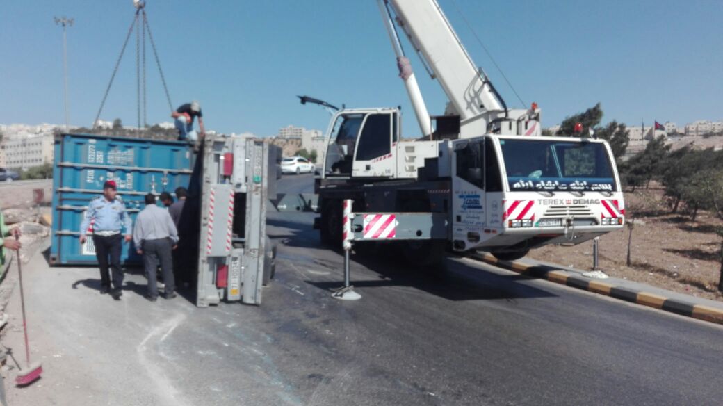 تدهور ’تريلا‘ يغلق حركة السير عند