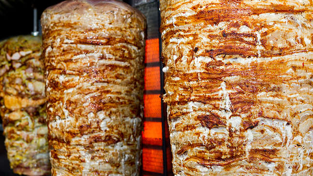 ضبط شاورما غير صالحة للاستهلاك البشري