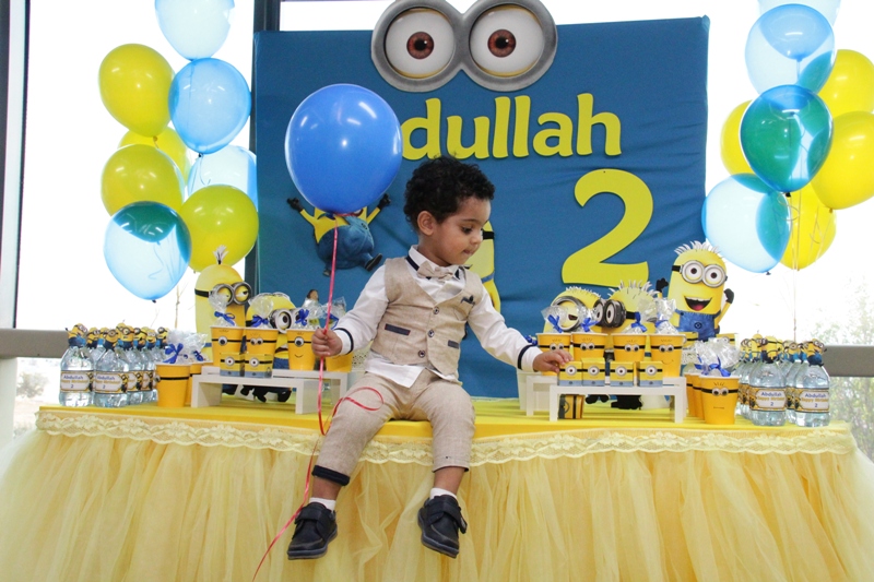 الطفل عبدالله الحسيني يضيء الشمعة الثانية