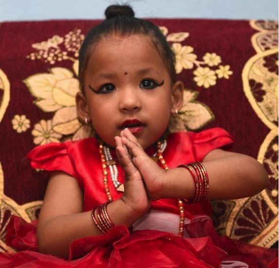 طفلة تبلغ 3 سنوات… إلهة جديدة