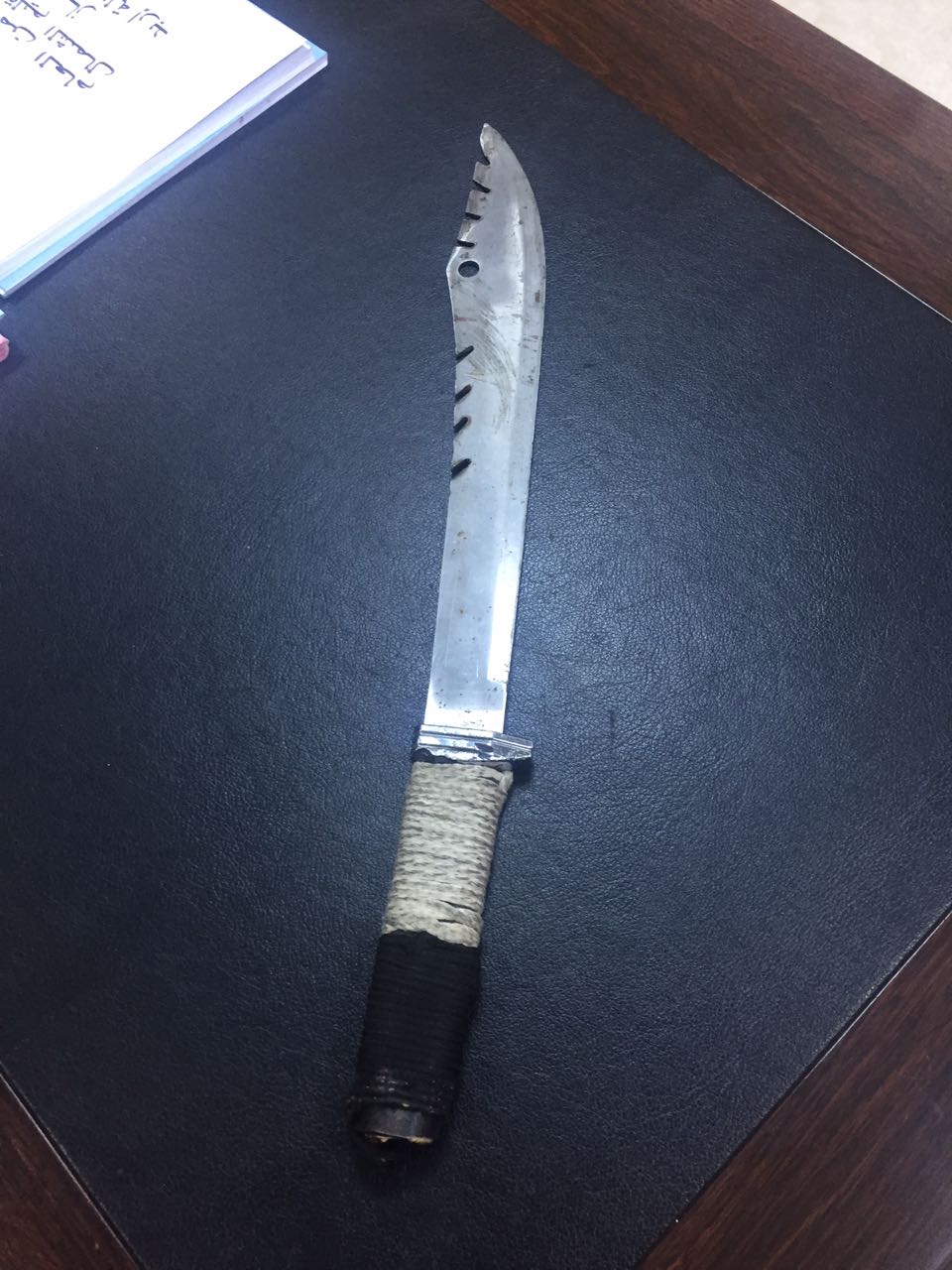 القبض على أشخاص أخرجوا أجسامهم من