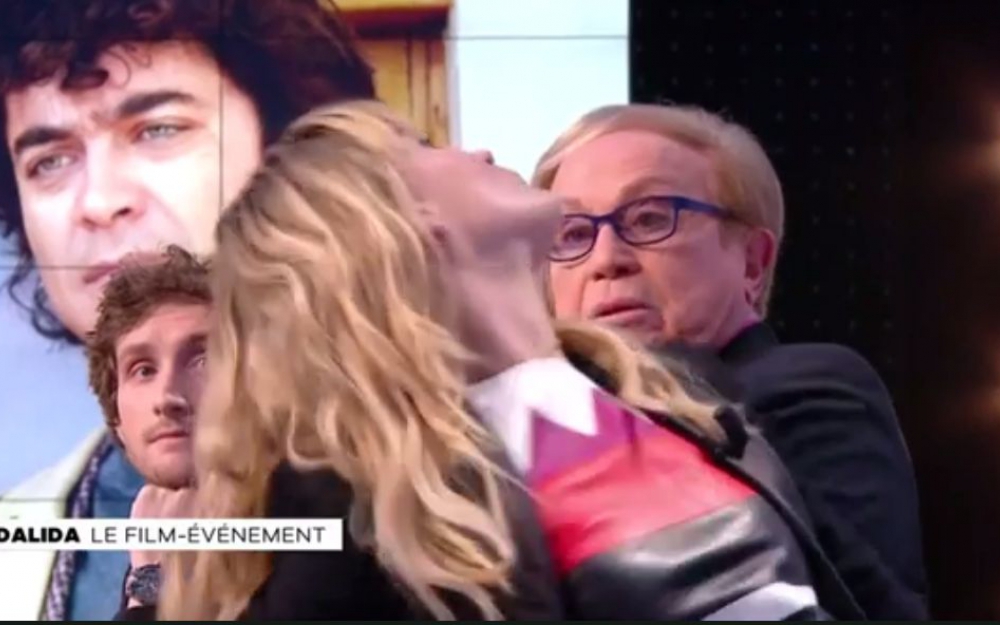 بالفيديو.. عارضة أزياء إيطالية تتعرض لنوبة