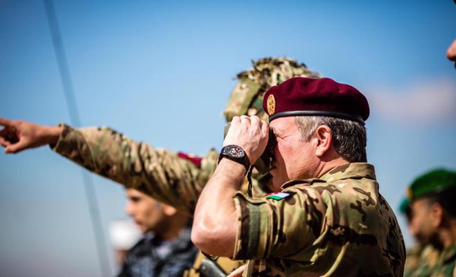 الملك يتابع تمرينا عسكريا ليليا في