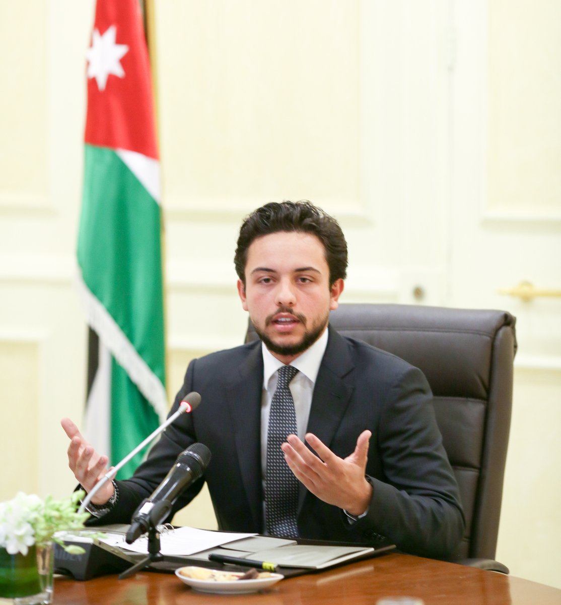 ولي العهد يؤكد أهمية تطوير استراتيجية