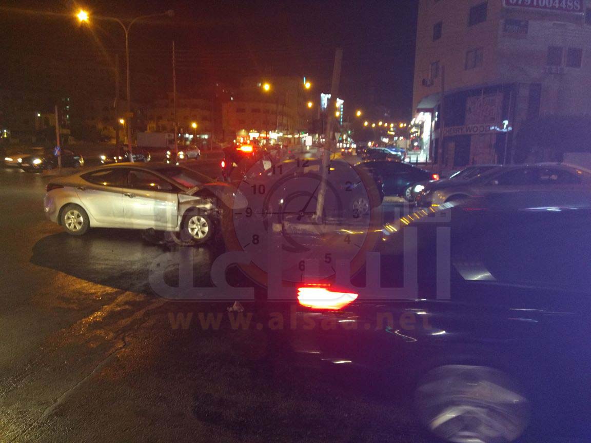 3 إصابات بتصادم مركبتين في خلدا