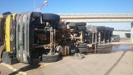 وفاة خمسيني بتدهور شاحنة على الطريق