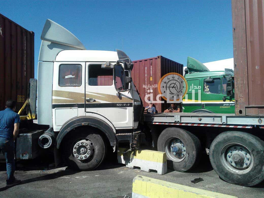 تصادم شاحنتين محملتين بالبضائع في «ساحة
