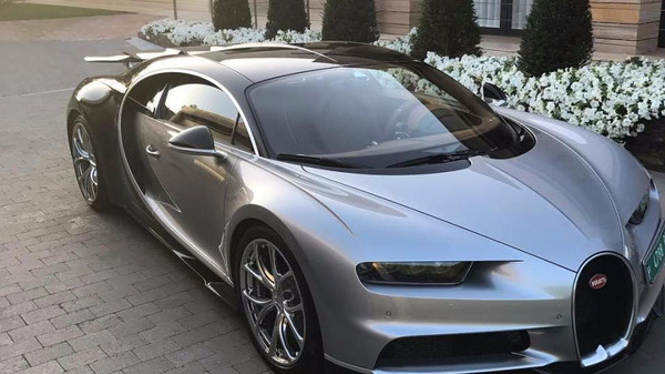 بالصور.. رونالدو يستعرض سيارة فارهة مصممة