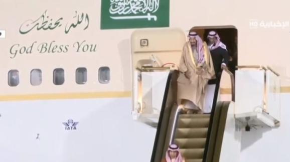 موقف محرج للملك سلمان بروسيا (فيديو)