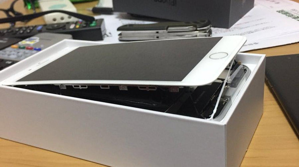 هواتف آيفون 8 بلس مشوهة وبطاريات