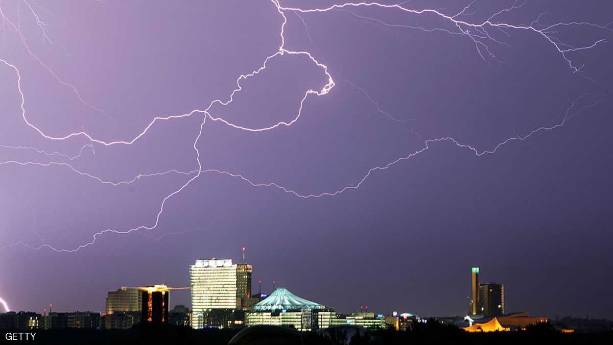 قتلى وجرحى بسبب العواصف العاتية في