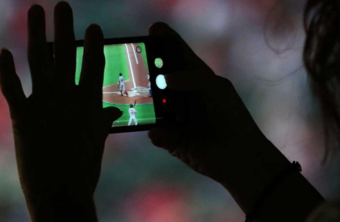 مراهقة تصاب بالعمى بسبب لعبة جوال