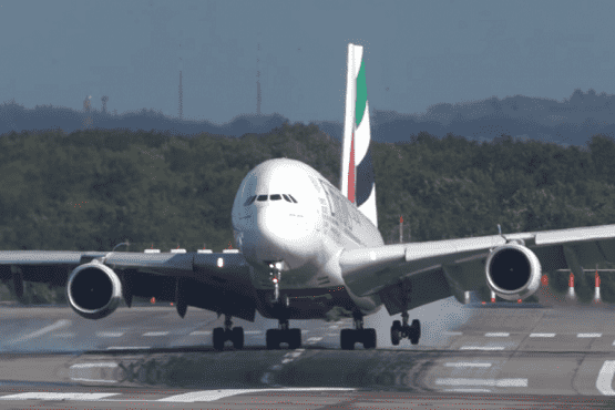 انزلاق أضخم طائرة بالعالم في مطار